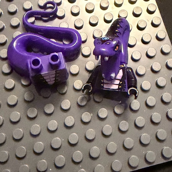 Python Chumsworth - Purple Snake Minifigure - Picture 3 of 3